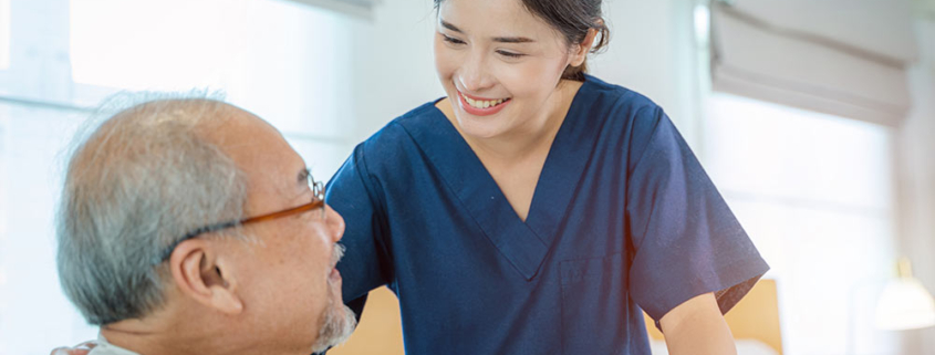 badante aiuta anziano demenza